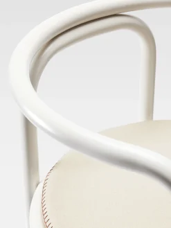 Locus Solus stoel Gae Aulenti Jacquemus+Exteta